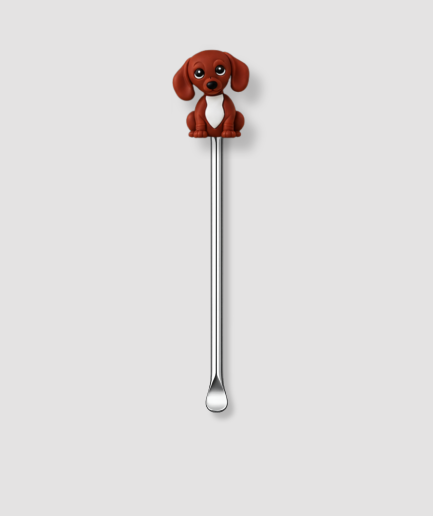 Mini schepje cocktailstirrer met bruine puppy figuur met grote bruine ogen en witte borst bovenop en zilveren steel