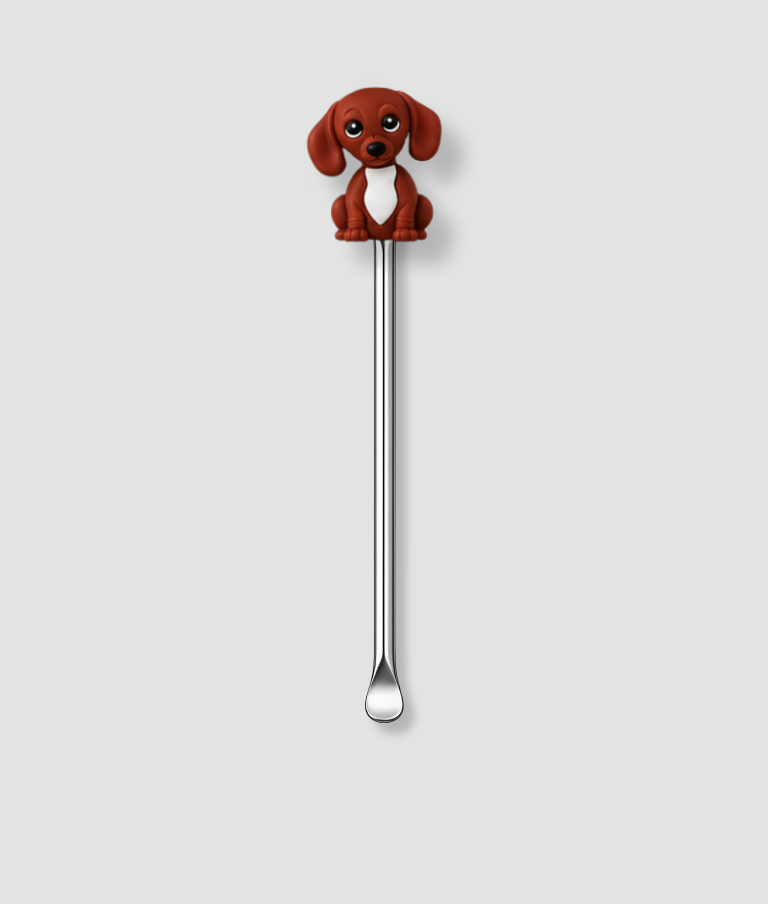 Mini schepje cocktailstirrer met bruine puppy figuur met grote bruine ogen en witte borst bovenop en zilveren steel