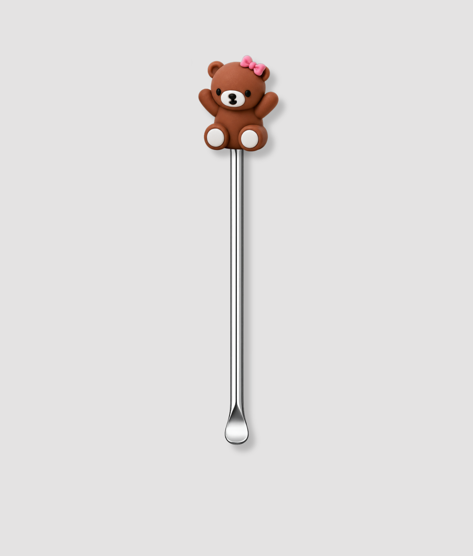 Mini schepje cocktailstirrer met bruine teddybeer figuur met roze strikje op zijn hoofd bovenop en zilveren steel