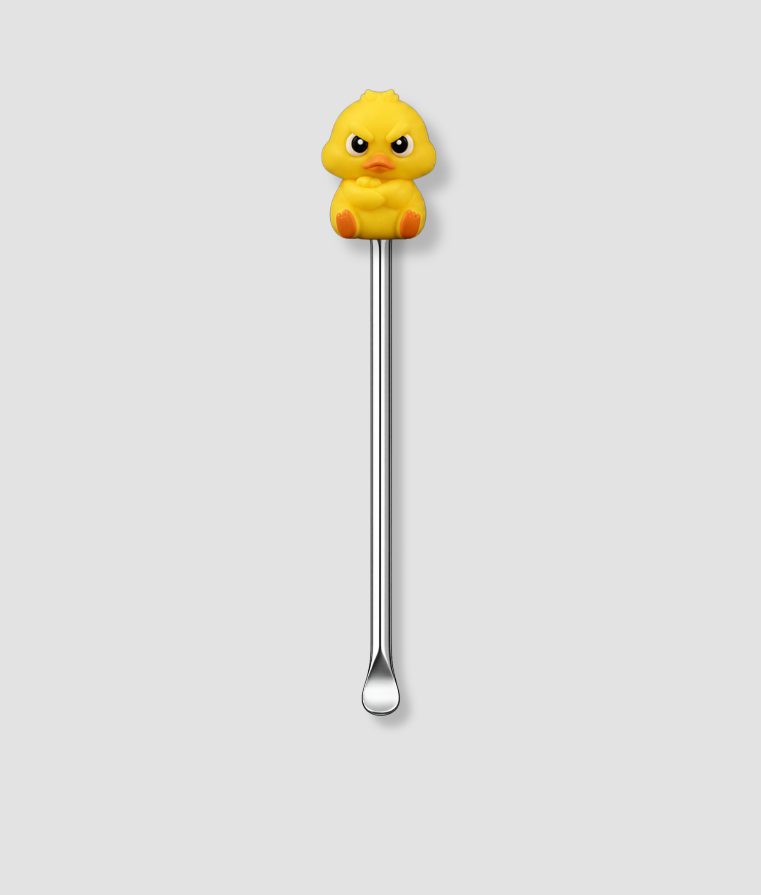 Mini schepje cocktailstirrer met geel kuiken figuur met oranje snaveltje en oranje pootjes bovenop en zilveren steel
