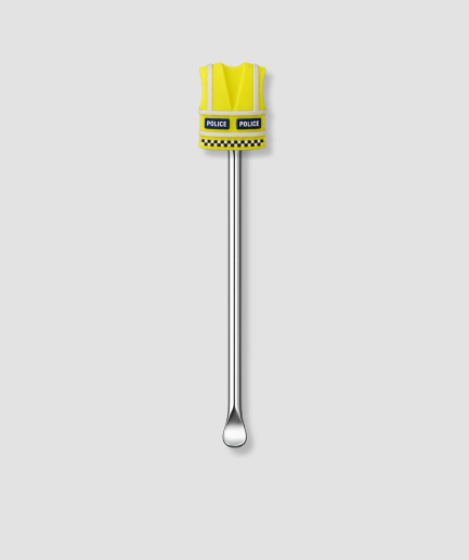 Mini schepje cocktailstirrer met geel politievest figuur met POLICE opschrift en zwart-wit geblokt patroon bovenop en zilveren steel