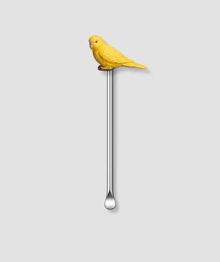 Mini schepje cocktailstirrer met gele parkiet vogel figuur zittend op een bruine tak met oranje snavel bovenop en zilveren steel