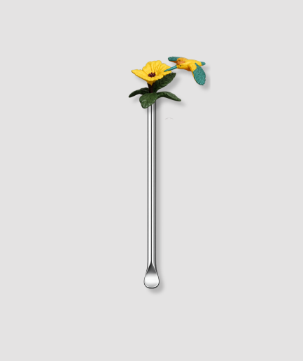 Mini schepje cocktailstirrer met gele hibiscus bloem figuur met groene bladeren bovenop en zilveren steel