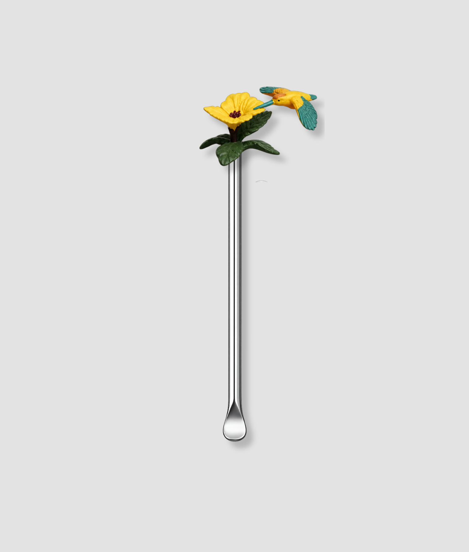 Mini schepje cocktailstirrer met gele hibiscus bloem figuur met groene bladeren bovenop en zilveren steel