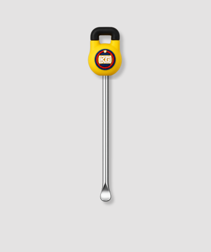 Mini schepje cocktailstirrer met gele kettlebell figuur met KG opschrift zwart handvat en rood blauw embleem bovenop en zilveren steel