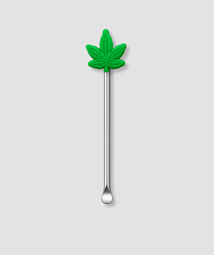 Mini schepje cocktailstirrer met donkergroen cannabisblad figuur met gedetailleerd nervenpatroon bovenop en zilveren steel
