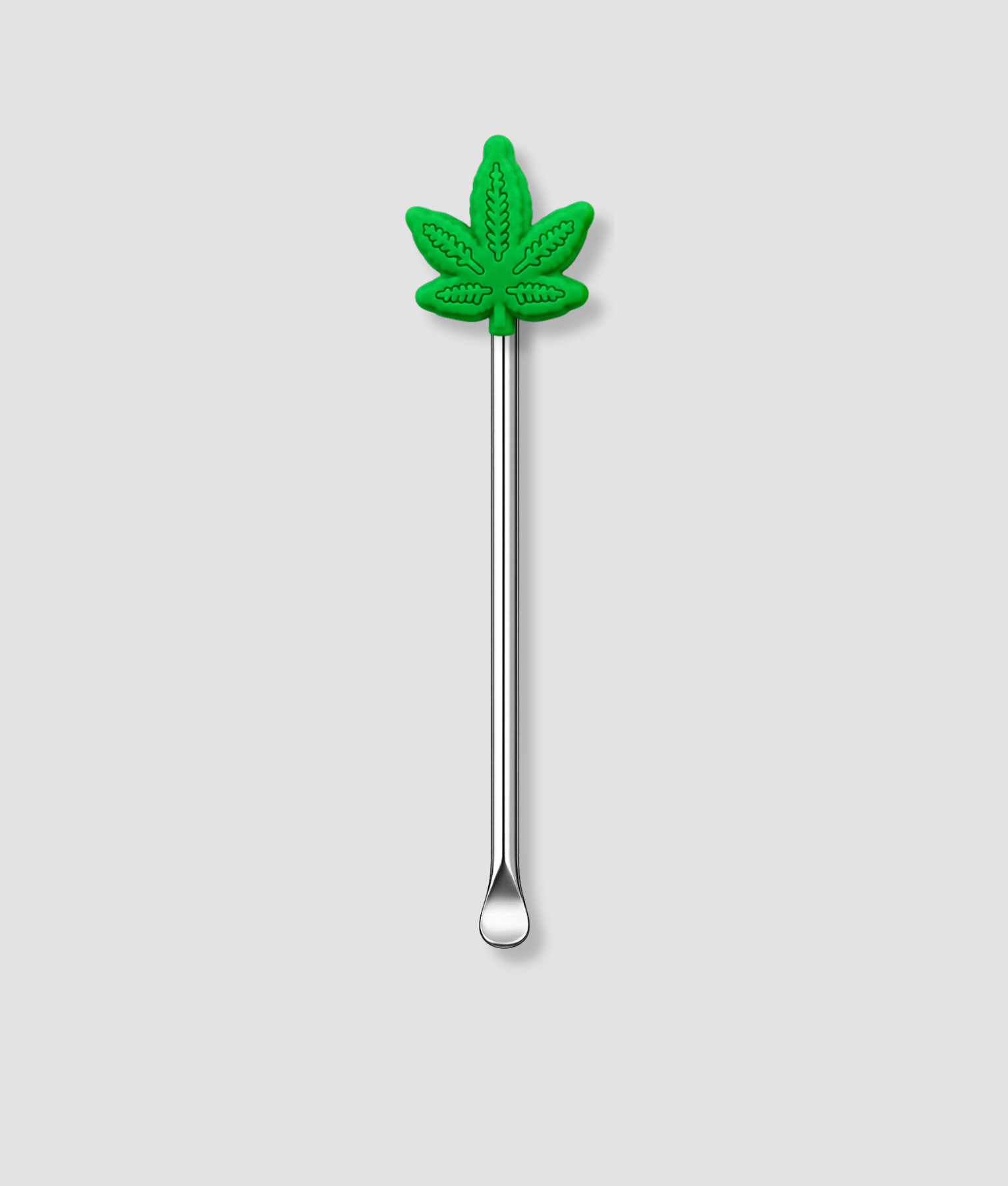 Mini schepje cocktailstirrer met donkergroen cannabisblad figuur met gedetailleerd nervenpatroon bovenop en zilveren steel