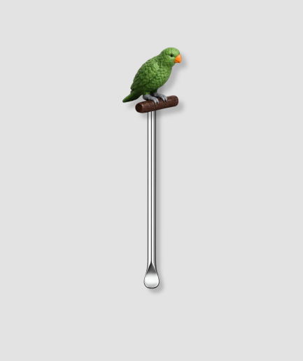 Mini schepje cocktailstirrer met groene parkiet vogel figuur zittend op een bruine tak met oranje snavel bovenop en zilveren steel