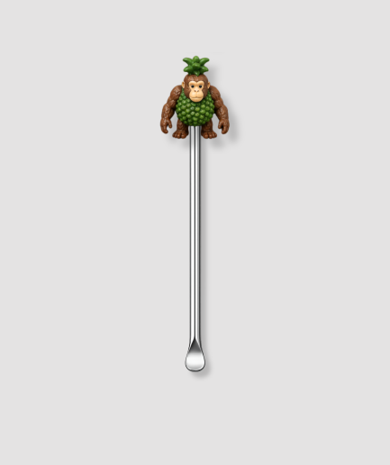 Mini schepje cocktailstirrer met gorilla figuur met ananas op zijn hoofd en groen lichaam uit de Italian Brainrot collectie bovenop en zilveren steel