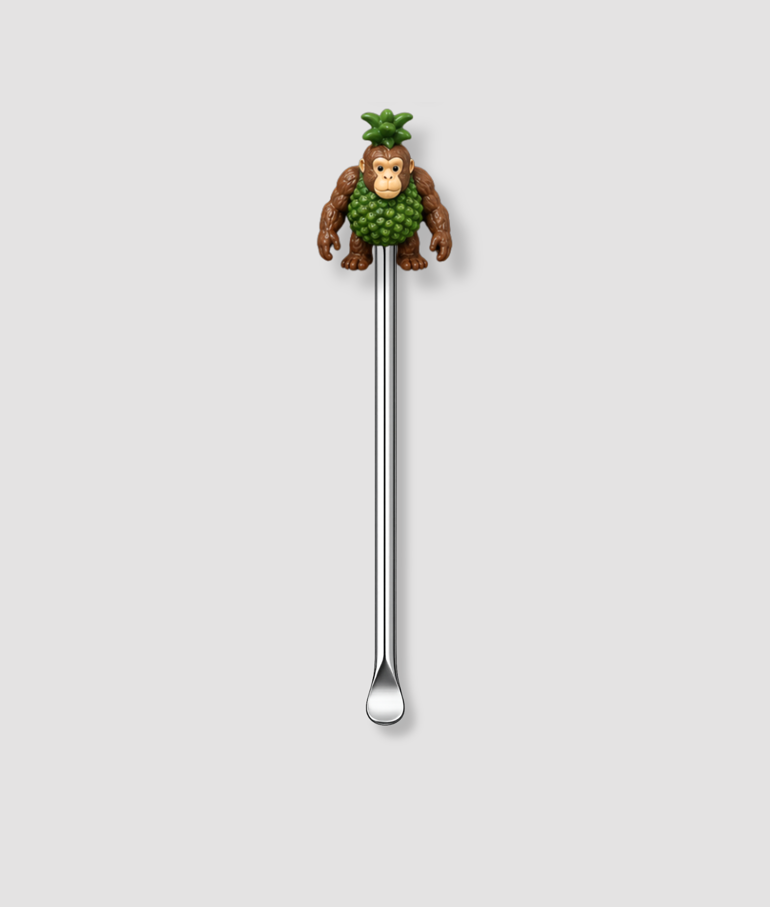 Mini schepje cocktailstirrer met gorilla figuur met ananas op zijn hoofd en groen lichaam uit de Italian Brainrot collectie bovenop en zilveren steel