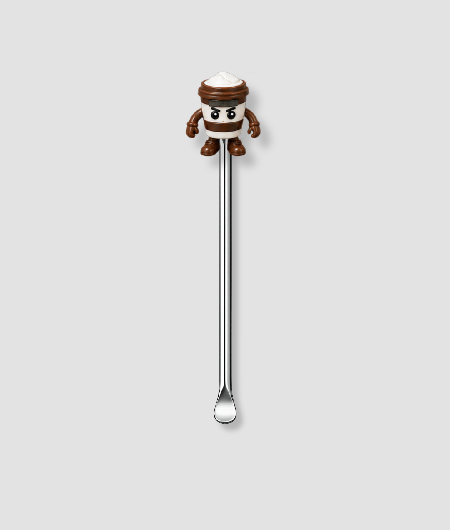 Mini schepje cocktailstirrer met koffiebekertje humanoid figuur met bruin cappuccino beker hoofd en armpjes uit de Italian Brainrot collectie bovenop en zilveren steel
