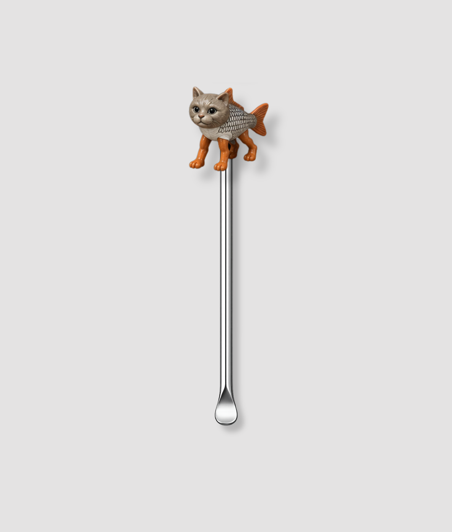 Mini schepje cocktailstirrer met kat-vis hybride figuur met kattenlichaam en vissenstaart uit de Italian Brainrot collectie bovenop en zilveren steel