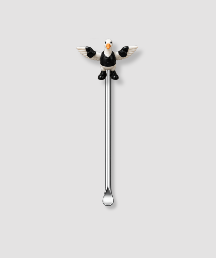 Mini schepje cocktailstirrer met zwart-wit vogel in smoking met vleugels uit de Italian Brainrot collectie bovenop en zilveren steel