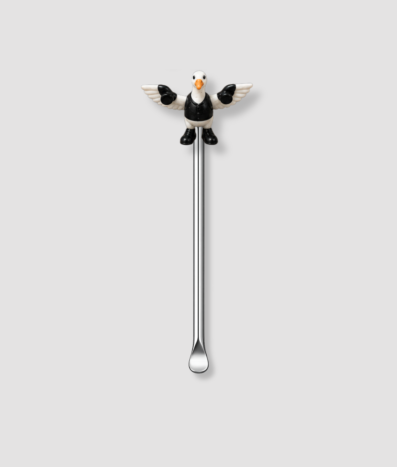 Mini schepje cocktailstirrer met zwart-wit vogel in smoking met vleugels uit de Italian Brainrot collectie bovenop en zilveren steel