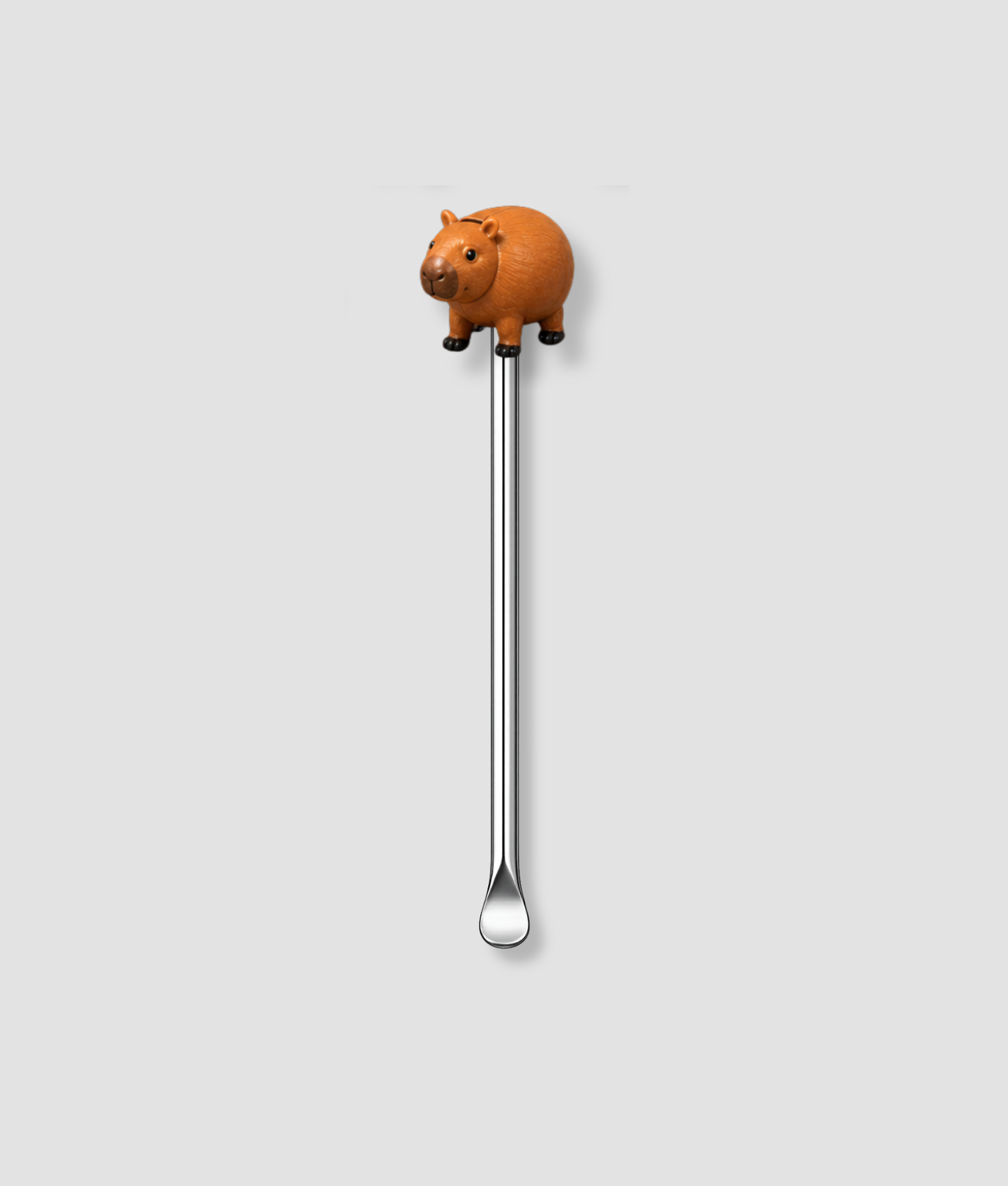 Mini schepje cocktailstirrer met oranje capybara figuur uit de Italian Brainrot collectie bovenop en zilveren steel