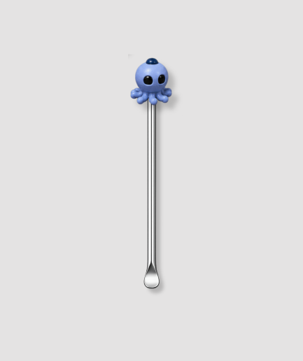 Mini schepje cocktailstirrer met blauw octopus figuur uit de Italian Brainrot collectie bovenop en zilveren steel