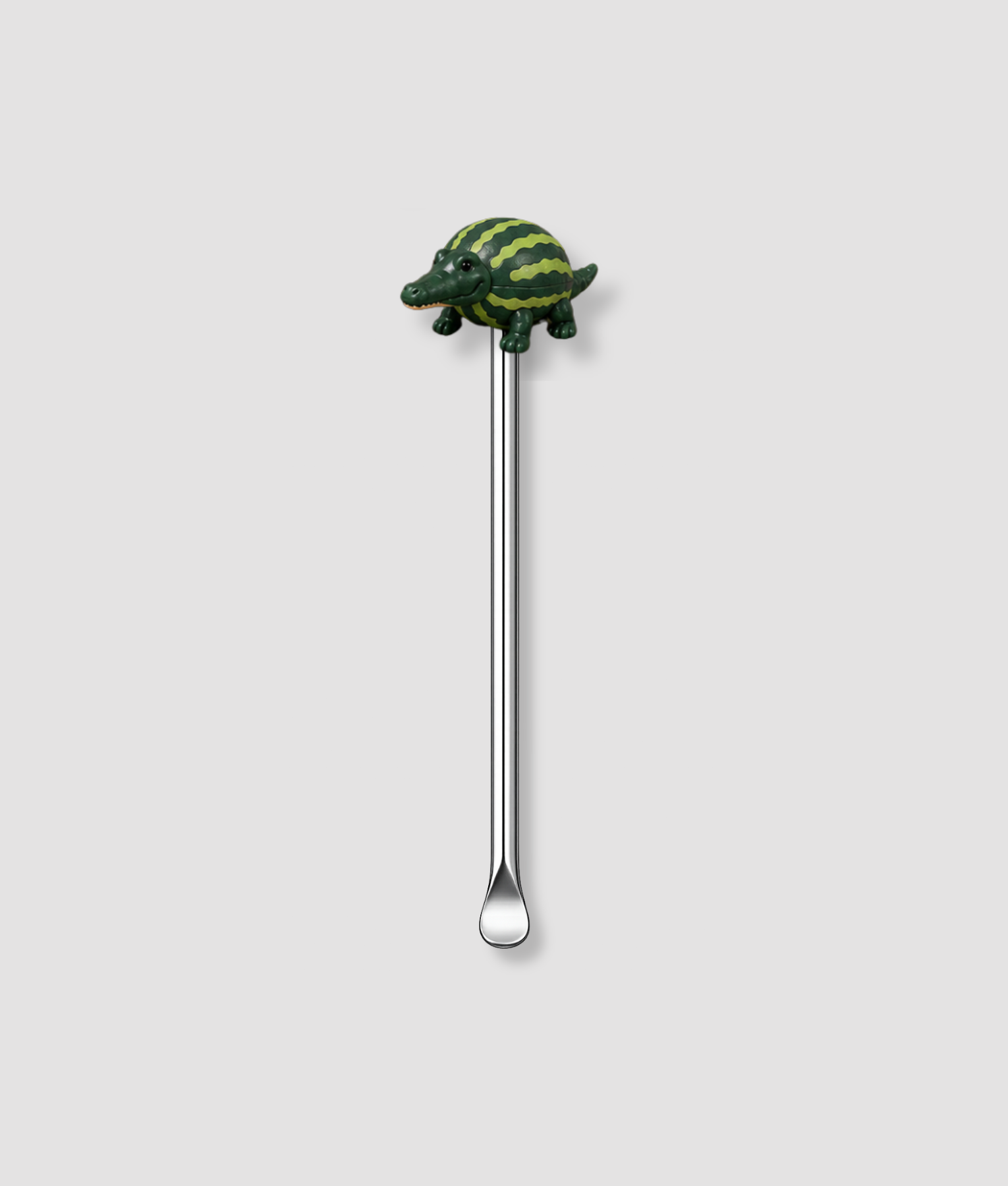 Mini schepje cocktailstirrer met watermeloen-schildpad figuur uit de Italian Brainrot collectie bovenop en zilveren steel