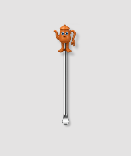 Mini schepje cocktailstirrer met oranje theepot humanoid figuur met blauwe ogen en armpjes uit de Italian Brainrot collectie bovenop en zilveren steel
