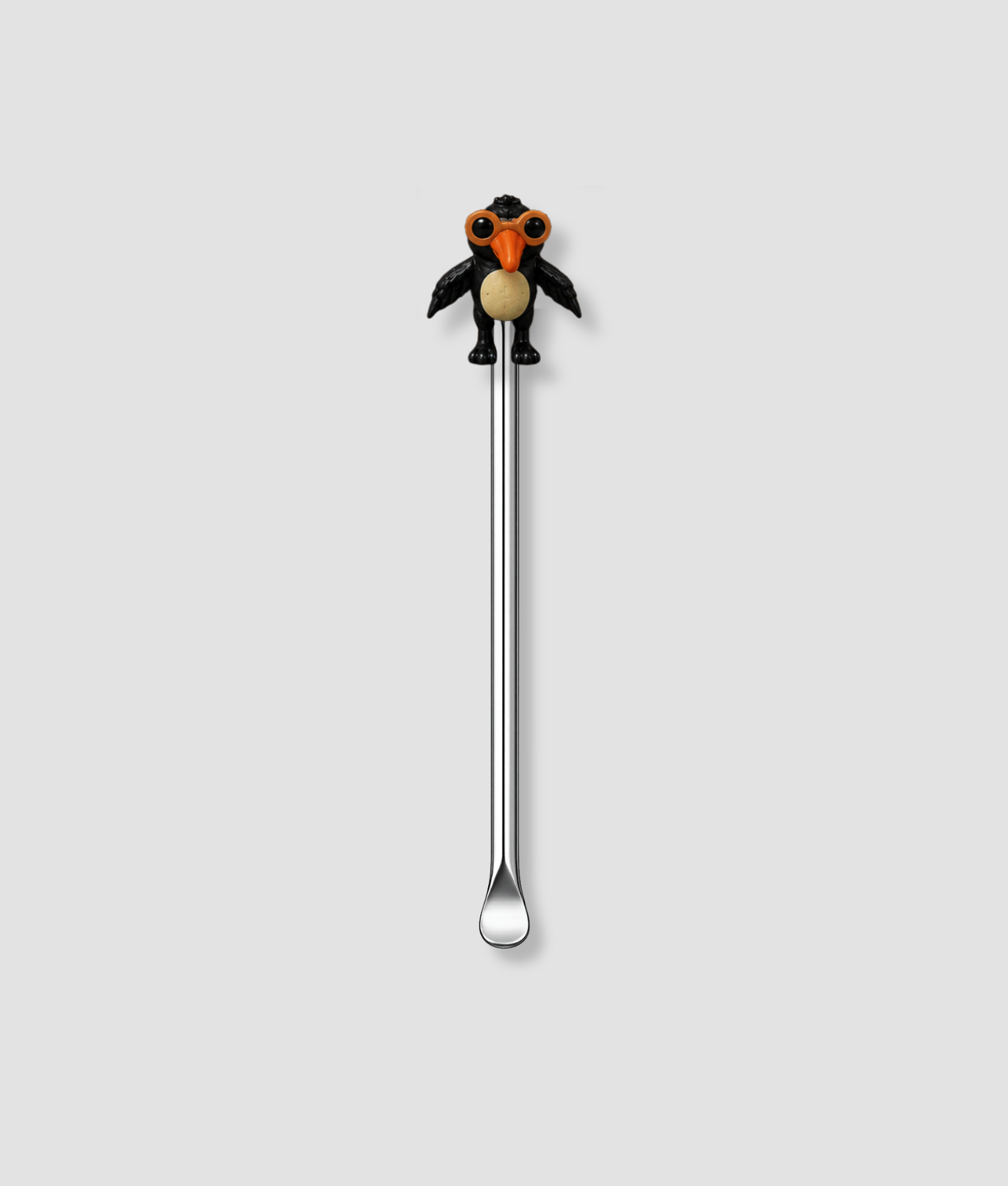 Mini schepje cocktailstirrer met zwarte pinguïn figuur met oranje snavel en grote ogen uit de Italian Brainrot collectie bovenop en zilveren steel