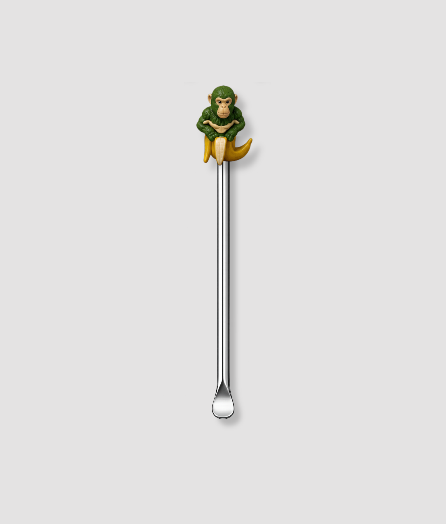 Mini schepje cocktailstirrer met groene aap figuur die op een banaan zit uit de Italian Brainrot collectie bovenop en zilveren steel