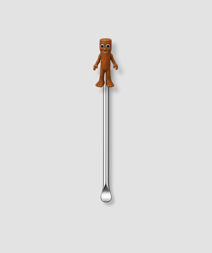Mini schepje cocktailstirrer met bruin humanoid figuur met grote ogen en brede glimlach uit de Italian Brainrot collectie bovenop en zilveren steel