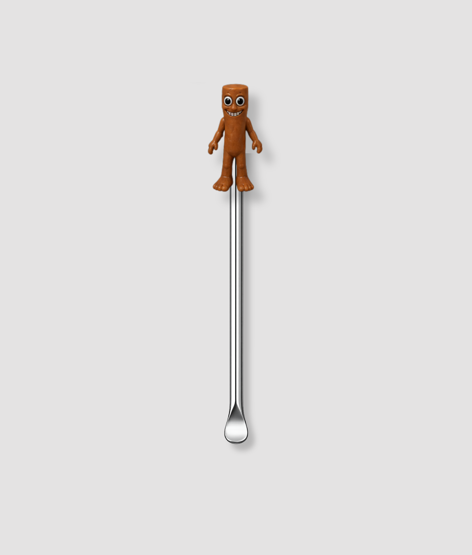 Mini schepje cocktailstirrer met bruin humanoid figuur met grote ogen en brede glimlach uit de Italian Brainrot collectie bovenop en zilveren steel