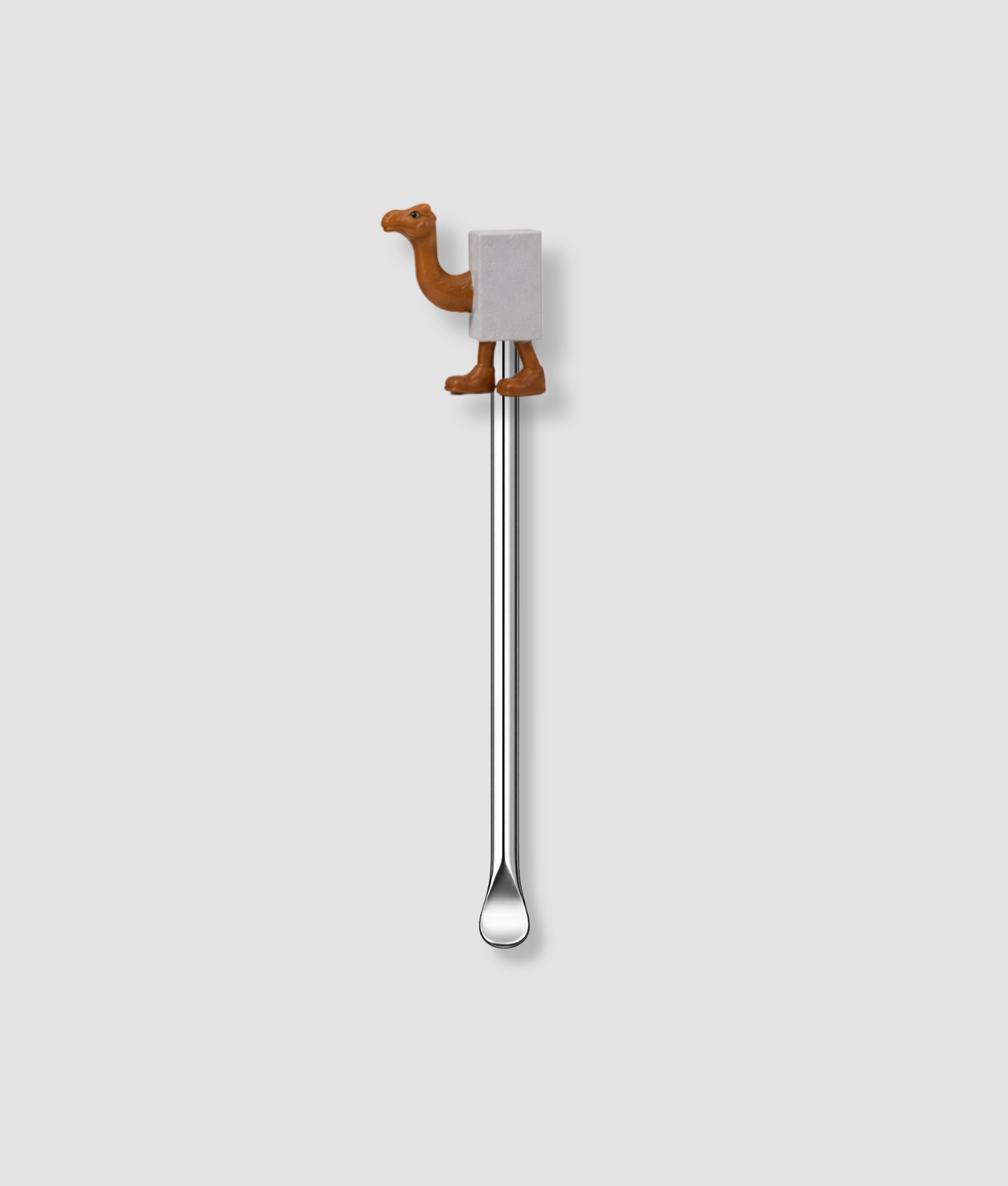 Mini schepje cocktailstirrer met kameel figuur die een blok vasthoudt uit de Italian Brainrot collectie bovenop en zilveren steel