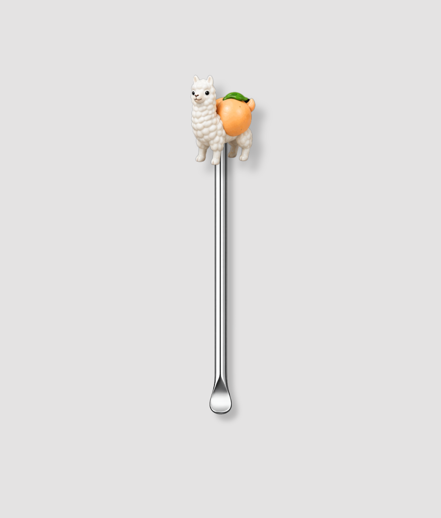 Mini schepje cocktailstirrer met witte lama figuur met oranje sinaasappel op zijn rug uit de Italian Brainrot collectie bovenop en zilveren steel