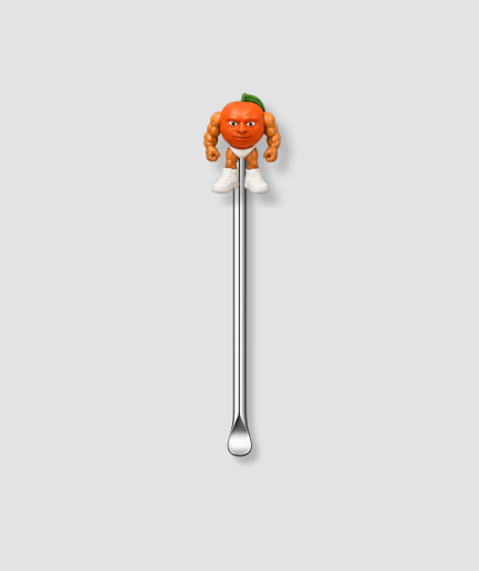 Mini schepje cocktailstirrer met gespierde sinaasappel figuur met oranje vruchtenhoofd en menselijk lichaam met witte sneakers uit de Italian Brainrot collectie bovenop en zilveren steel