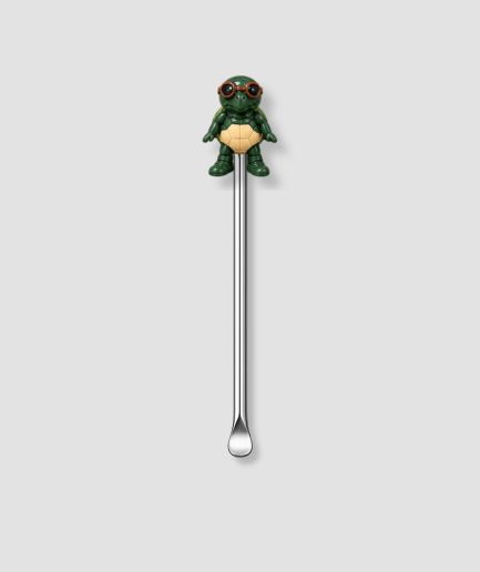 Mini schepje cocktailstirrer met groen schildpad figuur met zonnebril uit de Italian Brainrot collectie bovenop en zilveren steel
