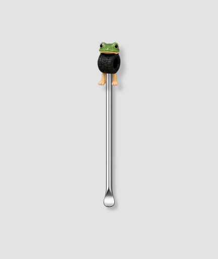 Mini schepje cocktailstirrer met kikker figuur met groene kikkerkop en zwarte autoband om zijn lichaam uit de Italian Brainrot collectie bovenop en zilveren steel