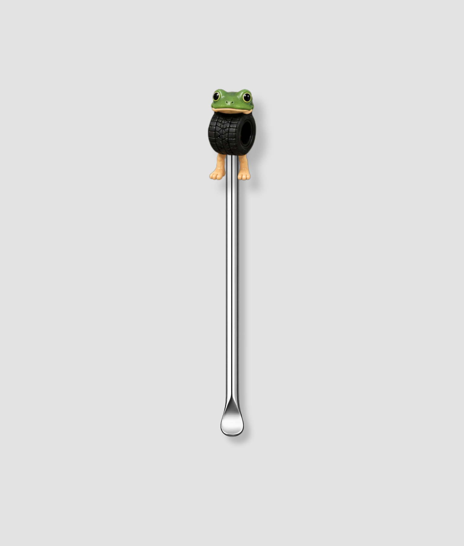 Mini schepje cocktailstirrer met kikker figuur met groene kikkerkop en zwarte autoband om zijn lichaam uit de Italian Brainrot collectie bovenop en zilveren steel