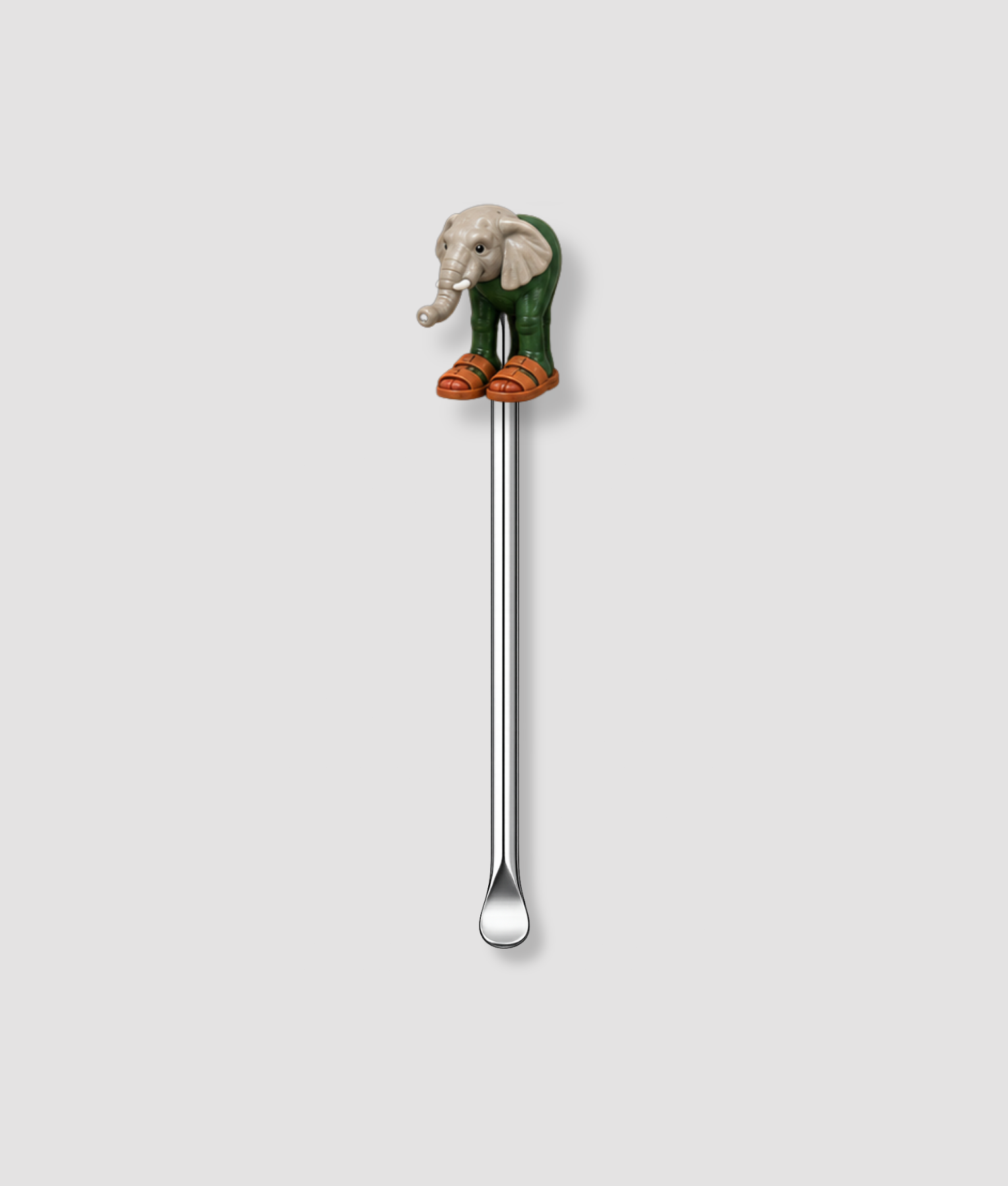 Mini schepje cocktailstirrer met olifant figuur met groen lichaam en oranje sandalen uit de Italian Brainrot collectie bovenop en zilveren steel