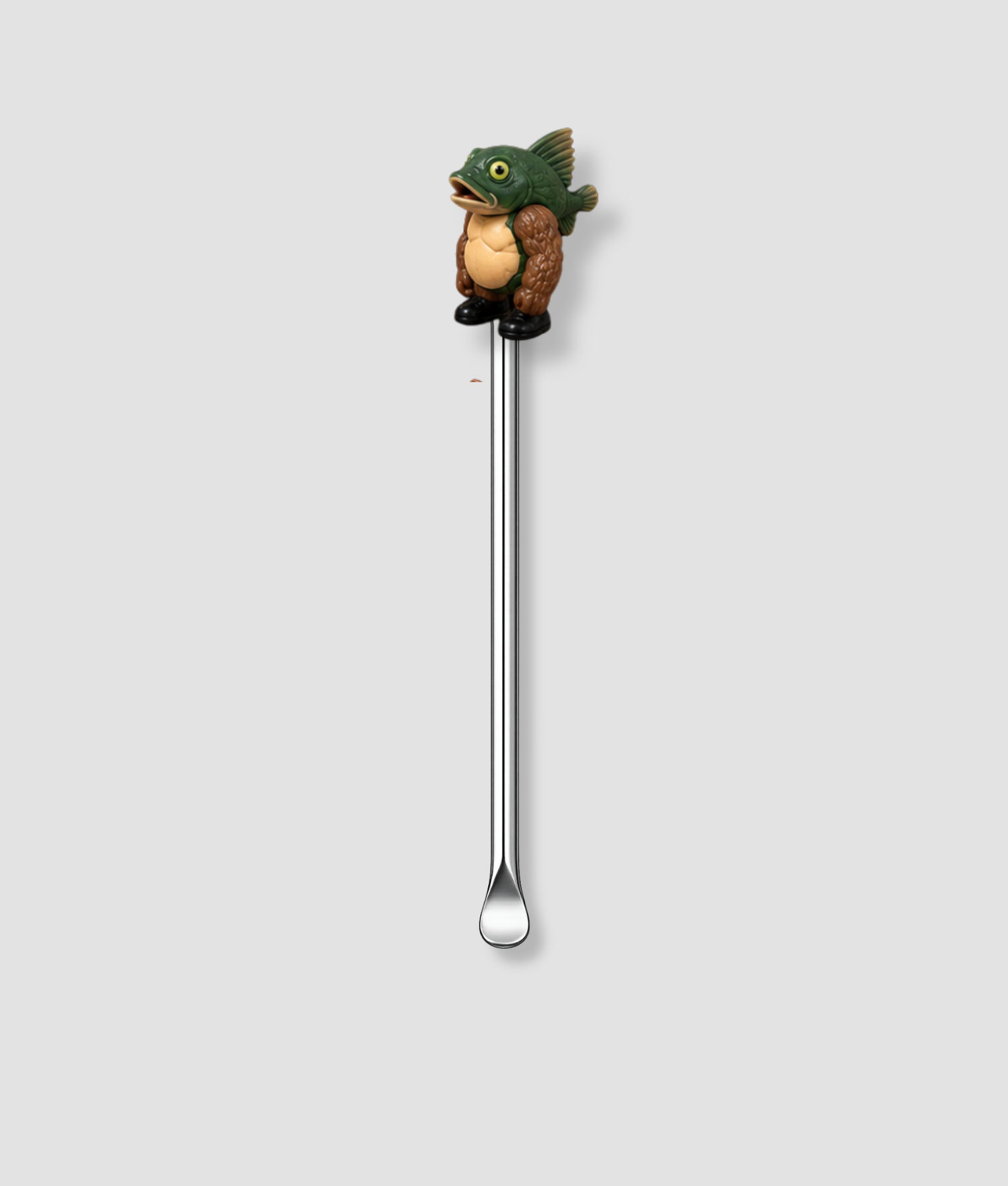 Mini schepje cocktailstirrer met staande vis figuur met groene viskop en bruin menselijk lichaam uit de Italian Brainrot collectie bovenop en zilveren steel