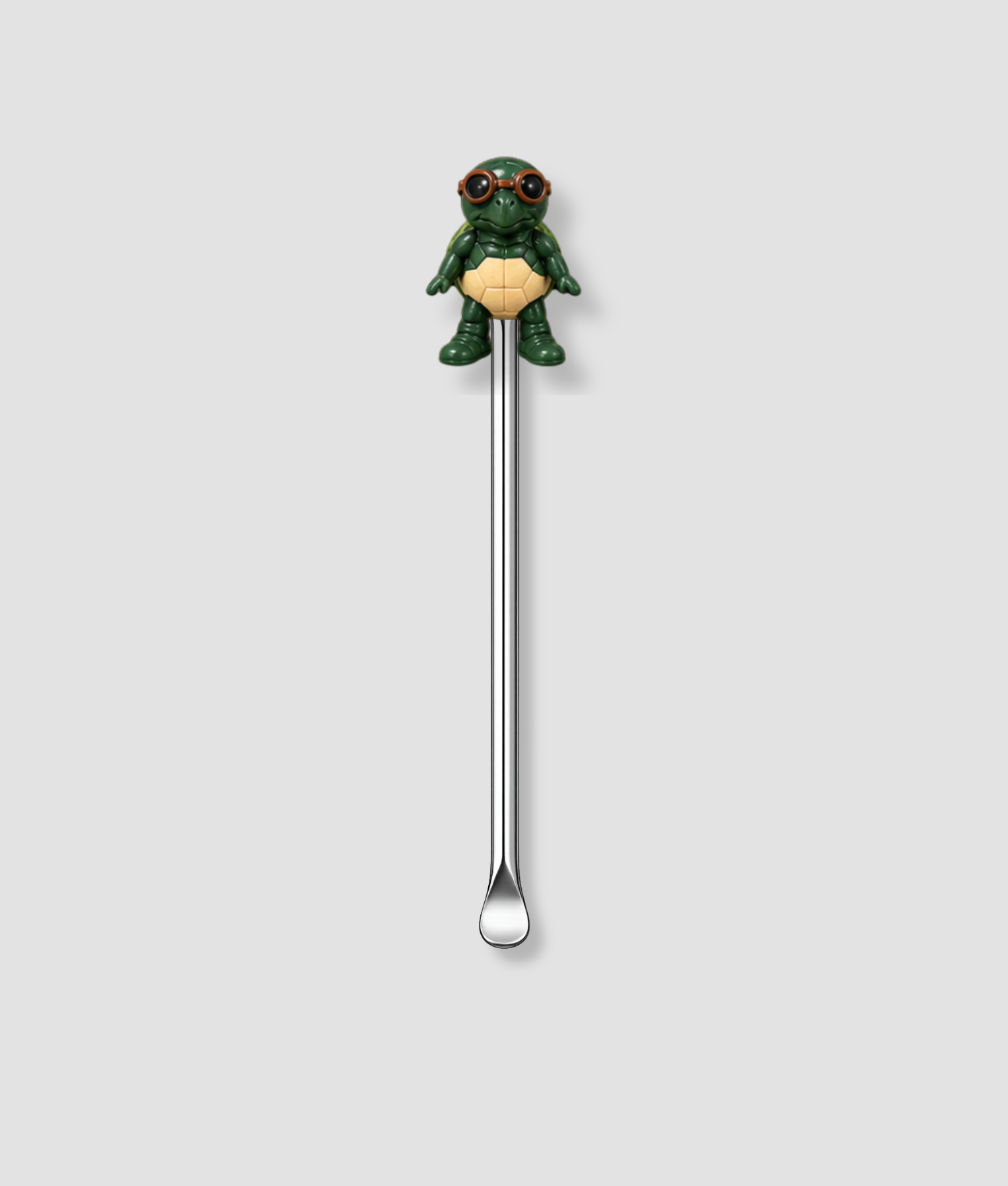 Mini schepje cocktailstirrer met groen schildpad figuur met zonnebril uit de Italian Brainrot collectie bovenop en zilveren steel