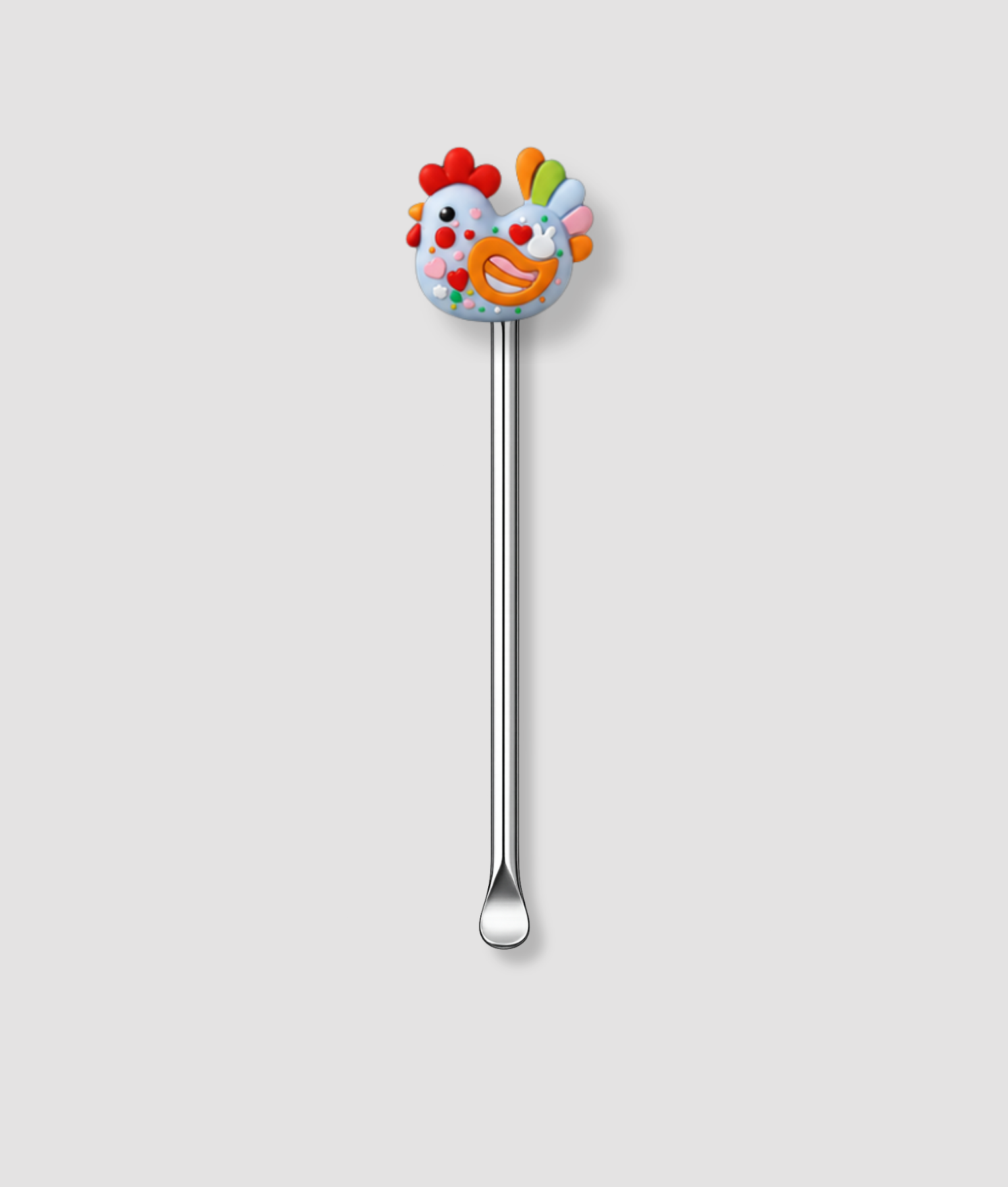 Mini schepje cocktailstirrer met kleurrijke haan figuur met rode kam en veelkleurige veren bovenop en zilveren steel