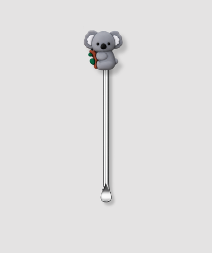 Mini schepje cocktailstirrer met grijze koala figuur die een bruine tak vasthoudt met groene bladeren bovenop en zilveren steel