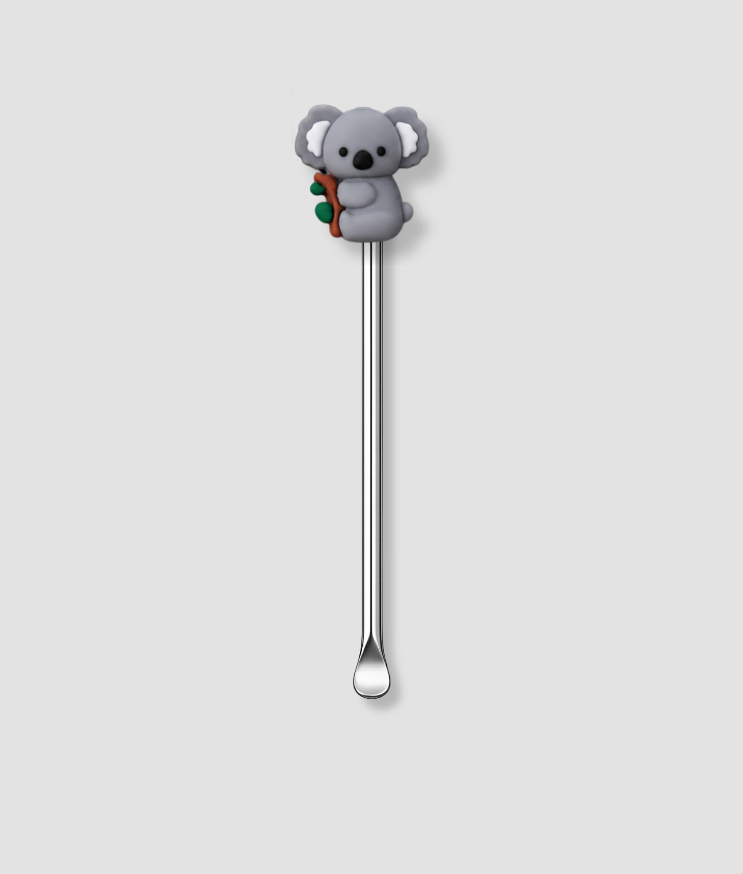 Mini schepje cocktailstirrer met grijze koala figuur die een bruine tak vasthoudt met groene bladeren bovenop en zilveren steel