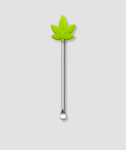 Mini schepje cocktailstirrer met lichtgroen cannabisblad figuur met gedetailleerd nervenpatroon bovenop en zilveren steel