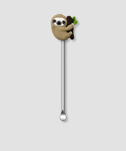 Mini schepje cocktailstirrer met bruine luiaard figuur hangend aan een bruine tak met groene bladeren bovenop en zilveren steel