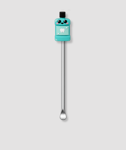 Mini schepje cocktailstirrer met turquoise mondwater flesje figuur met vrolijk tandgezichtje bovenop en zilveren steel