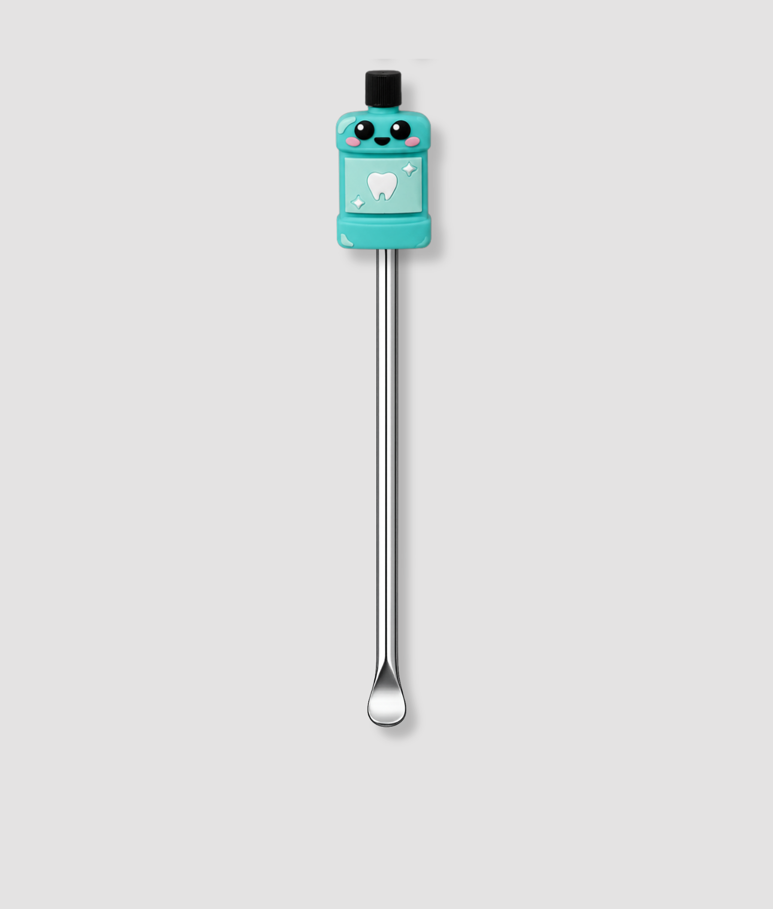 Mini schepje cocktailstirrer met turquoise mondwater flesje figuur met vrolijk tandgezichtje bovenop en zilveren steel