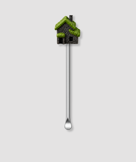 Mini schepje cocktailstirrer met stenen moshuisje figuur bedekt met groen mos en schoorsteen bovenop en zilveren steel