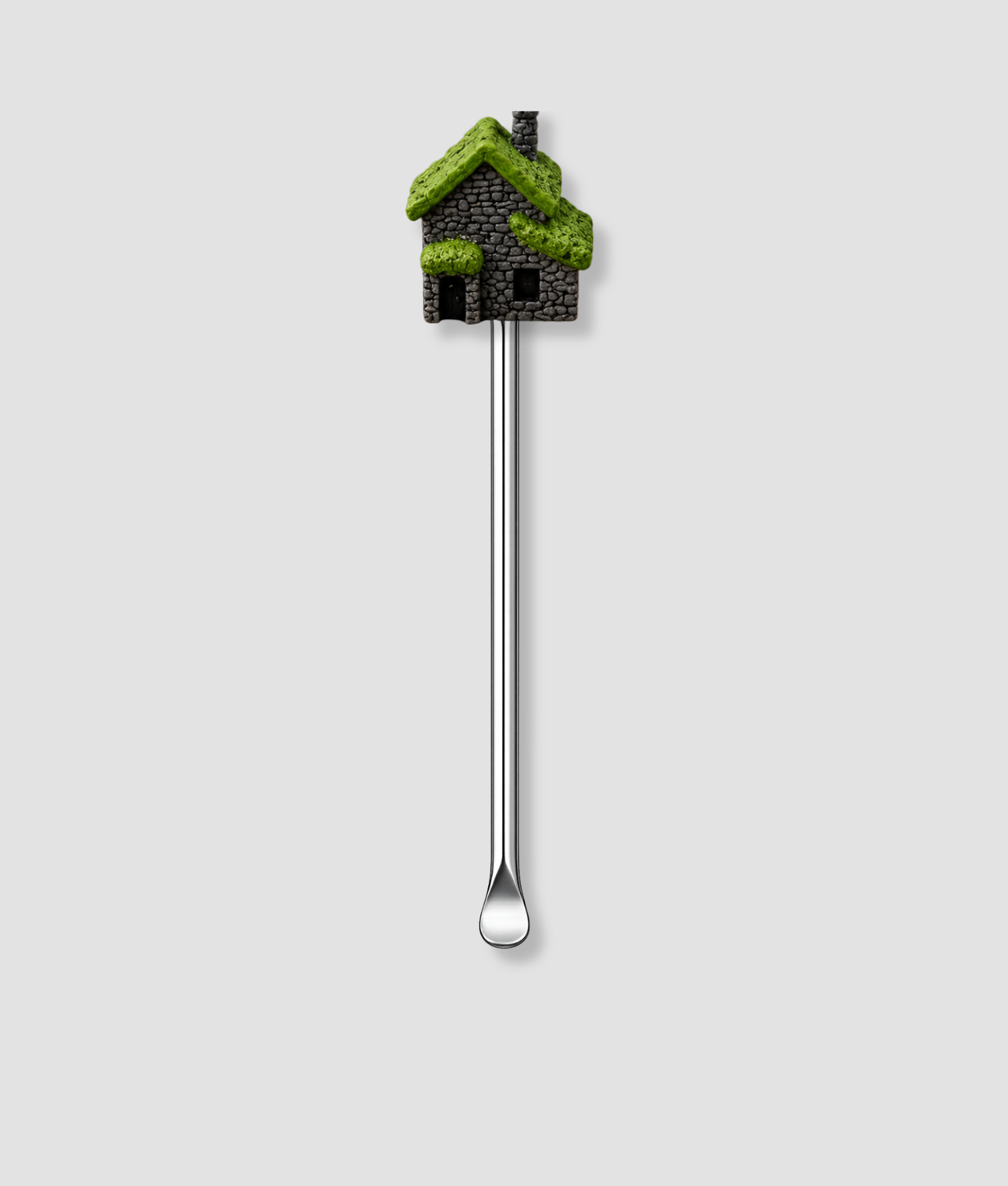 Mini schepje cocktailstirrer met stenen moshuisje figuur bedekt met groen mos en schoorsteen bovenop en zilveren steel