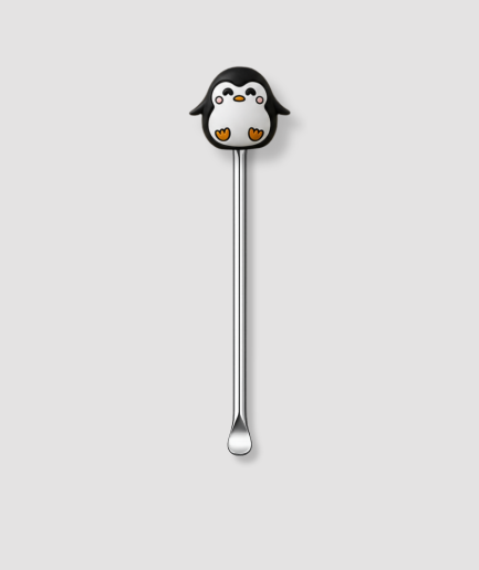 Mini schepje cocktailstirrer met schattige zwart-witte pinguïn figuur met oranje pootjes en ronde buik bovenop en zilveren steel
