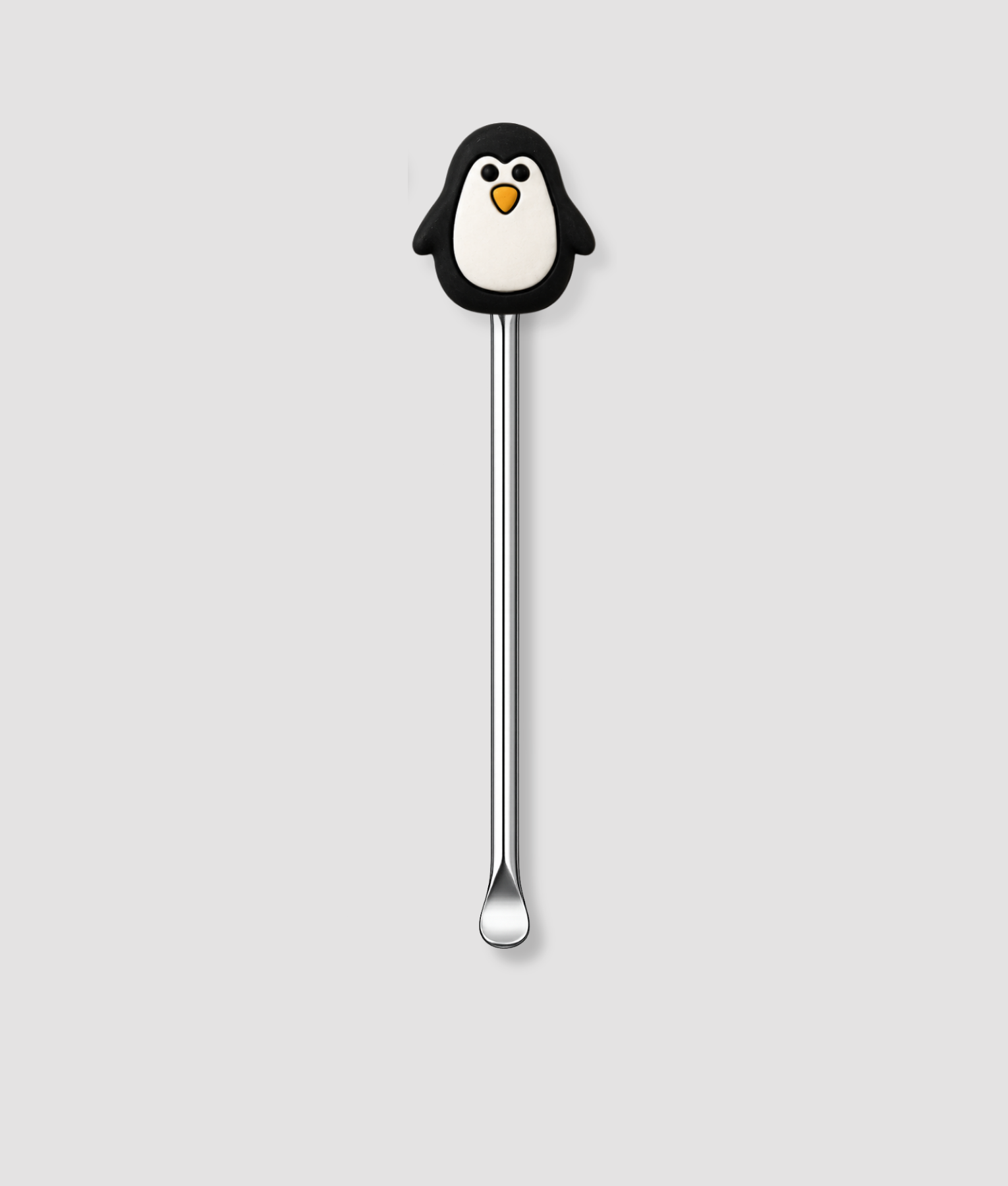 Mini schepje cocktailstirrer met zwart-witte pinguïn figuur met oranje snavel en buik bovenop en zilveren steel