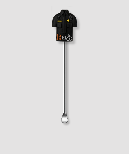 Mini schepje cocktailstirrer met zwart politie-uniform figuur met gele sterbadge handboeien en politieaccessoires bovenop en zilveren steel