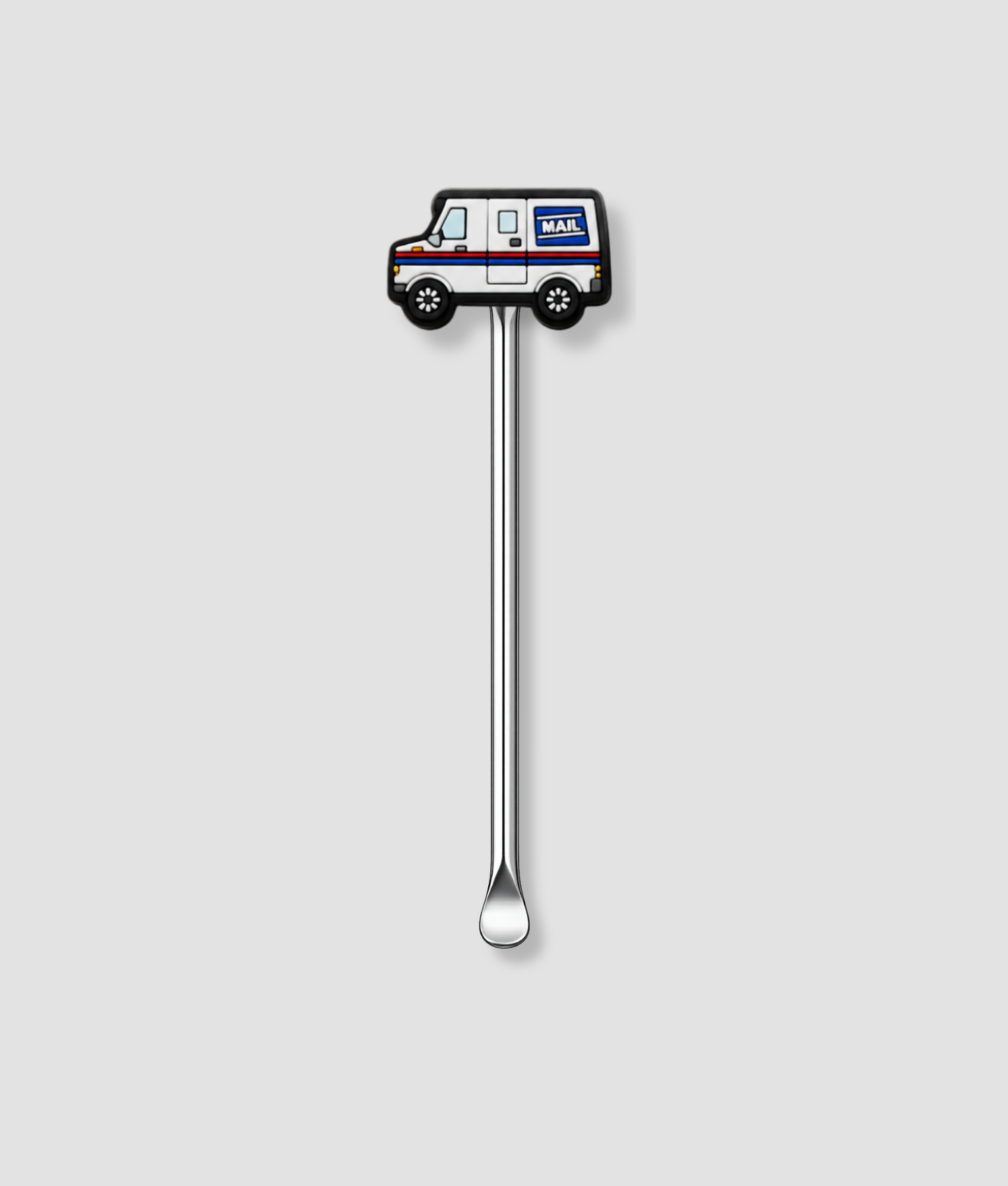Mini schepje cocktailstirrer met witte postbestelbus figuur met MAIL opschrift en rode en blauwe strepen bovenop en zilveren steel