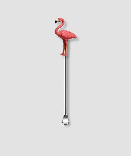 Mini schepje cocktailstirrer met realistische roze flamingo figuur bovenop en zilveren steel op lichtgrijze achtergrond