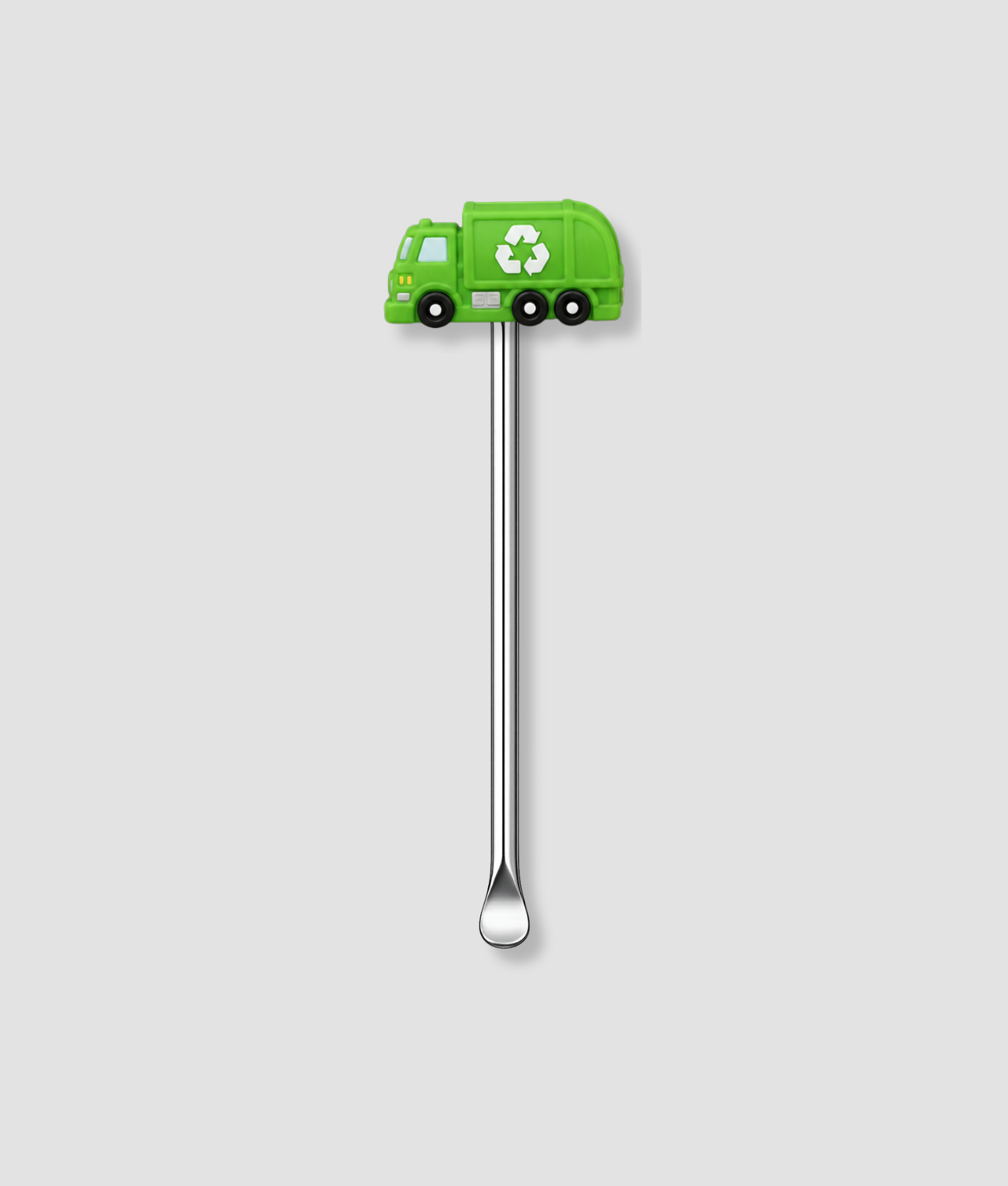 Mini schepje cocktailstirrer met groene recycling vrachtwagen figuur met wit recyclingsymbool bovenop en zilveren steel